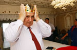 Regele aezndu-i coroana pe cap